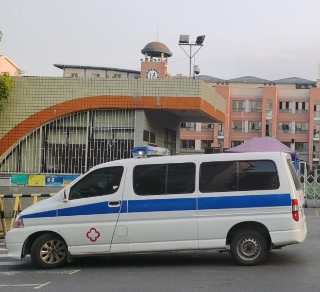 雷州救护车出租护送骨折病人一公里多少钱